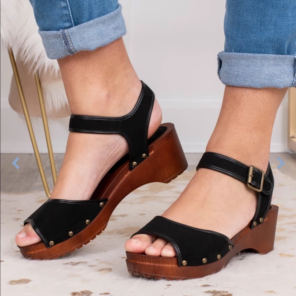 Chic soul power moves black wedges
